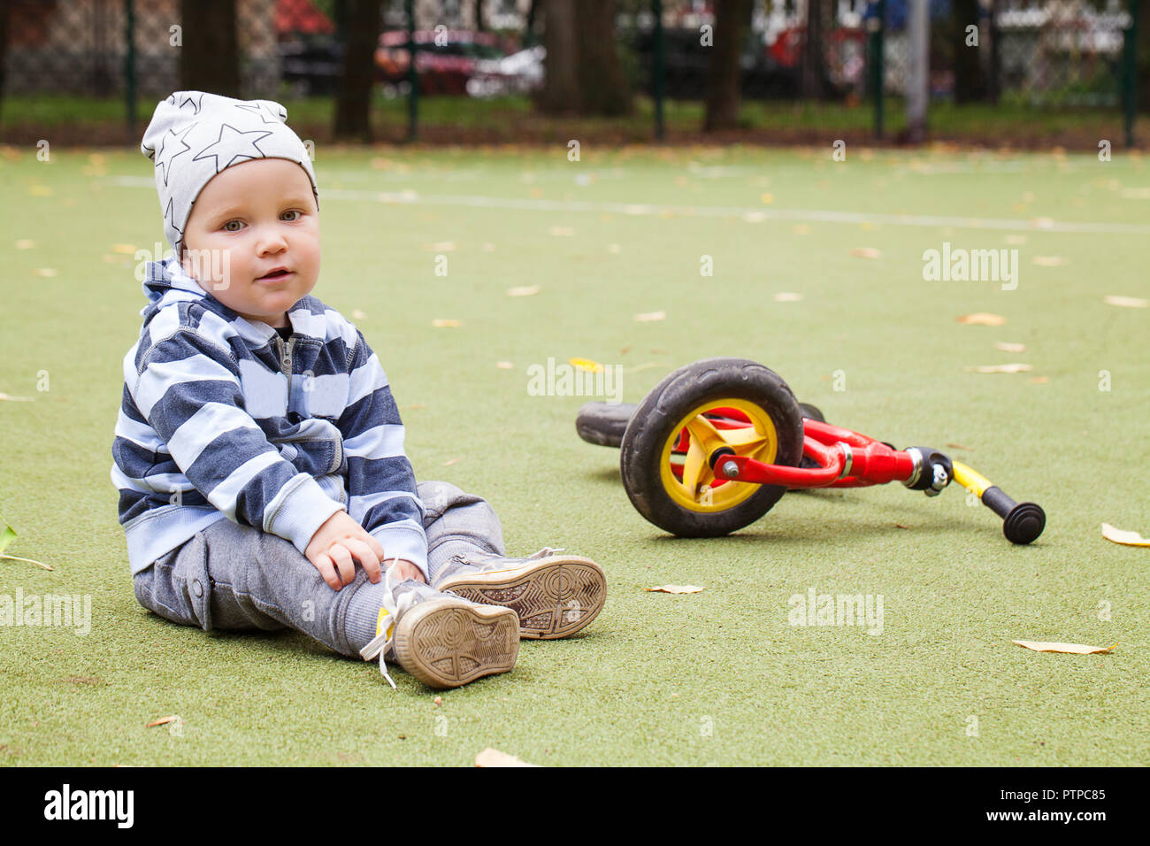 Kind Junge mit dem Fahrrad outdoor. Cild 1-2 Jahre alt. Stockfoto