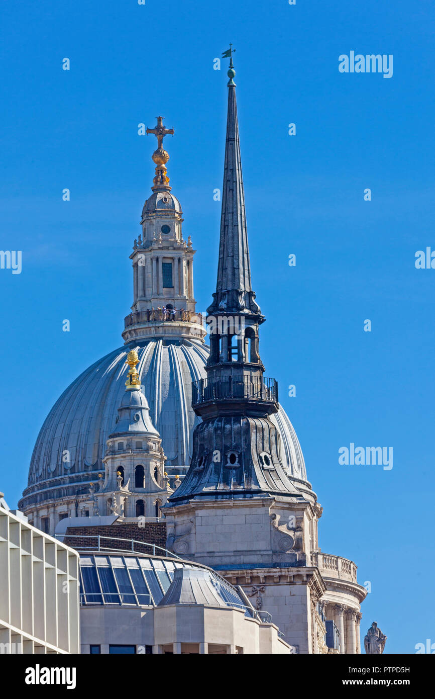 Stadt London ein Gegensatz in der architektonischen Stile suchen Ludgate Hill in Richtung St Paul's, mit dem "Nadel" der St. Martin in Ludgate. Stockfoto