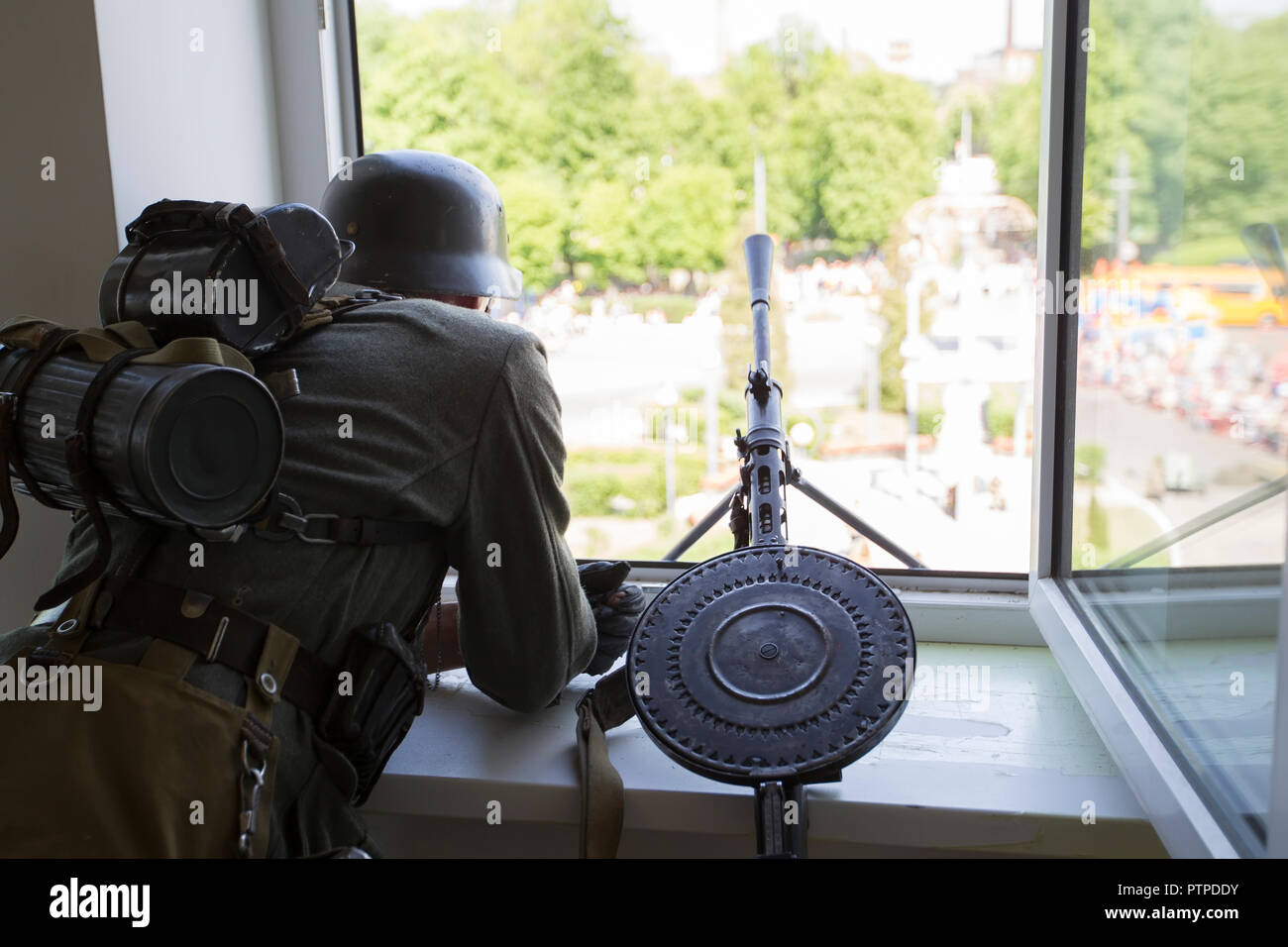 Belarus, Gomel. Mai 9, 2018. Der Tag des Sieges. Historische Rekonstruktion 1945, Erfassung der Reichstag. Soldat mit einer Waffe schaut aus dem Fenster Stockfoto