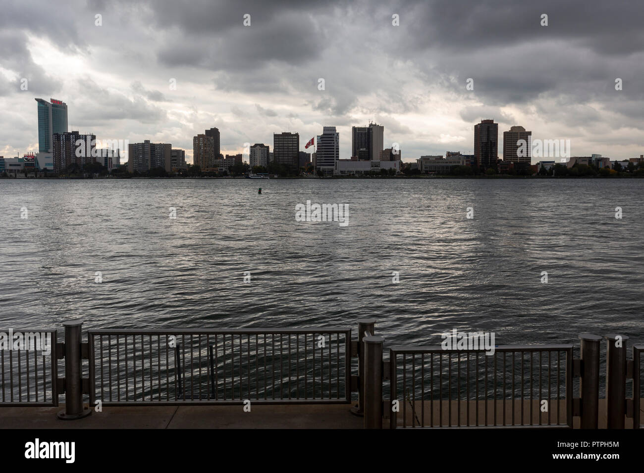 Detroit, Michigan - Gewitterwolken über den Detroit River, mit Windsor, Ontario, Kanada auf der anderen Seite. Stockfoto