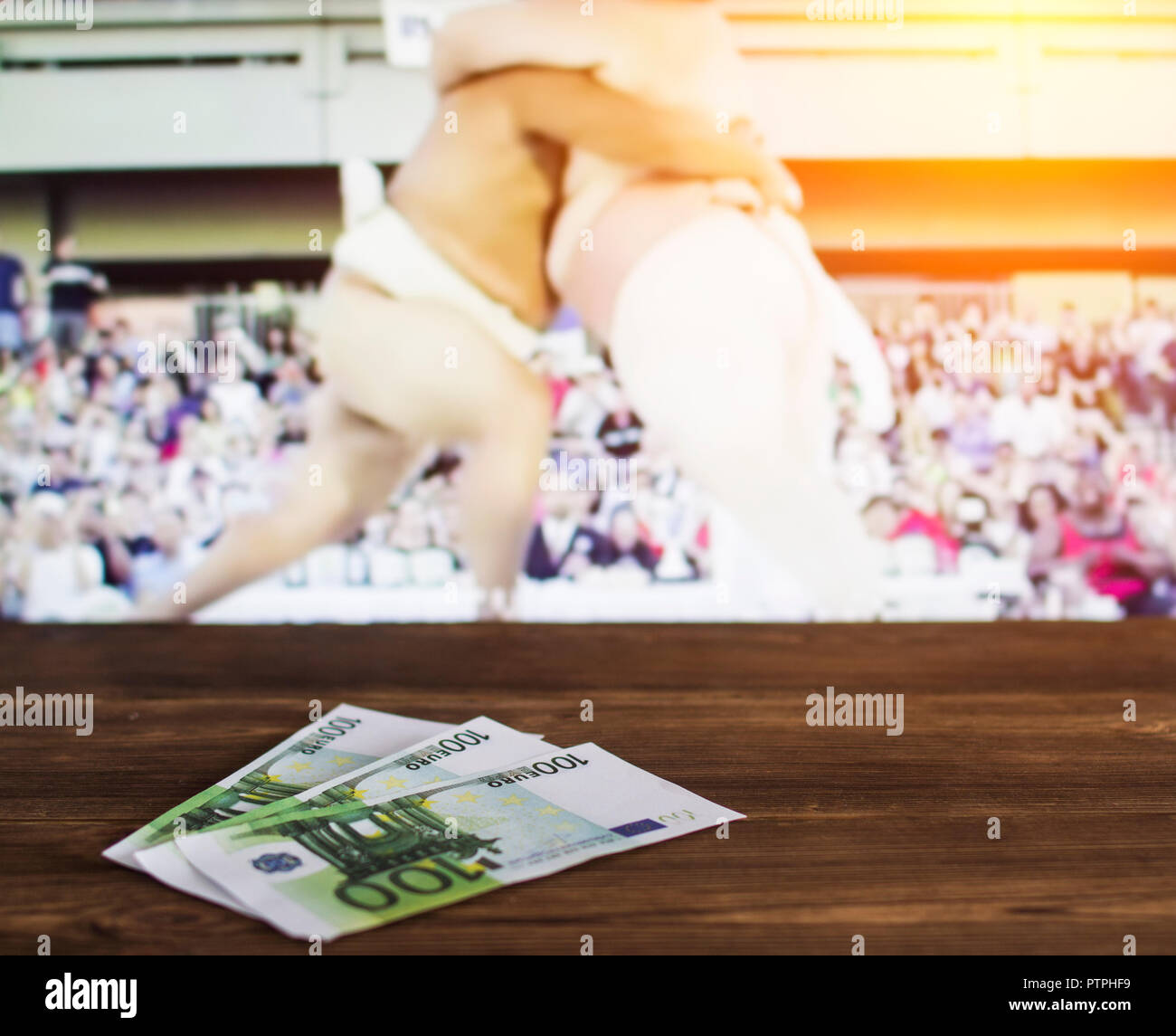 Euro Geld im TV Hintergrund auf die zeigen Sumo sport, Sportwetten, Euro Stockfoto