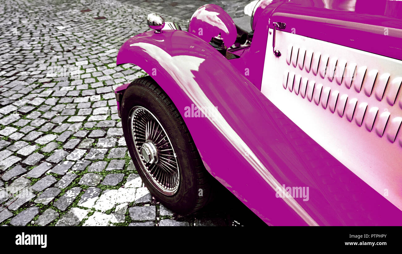 Vordere seitliche Teil des Vintage classic lila Hot Rod Auto auf einer kopfsteingepflasterten Straße. Stockfoto
