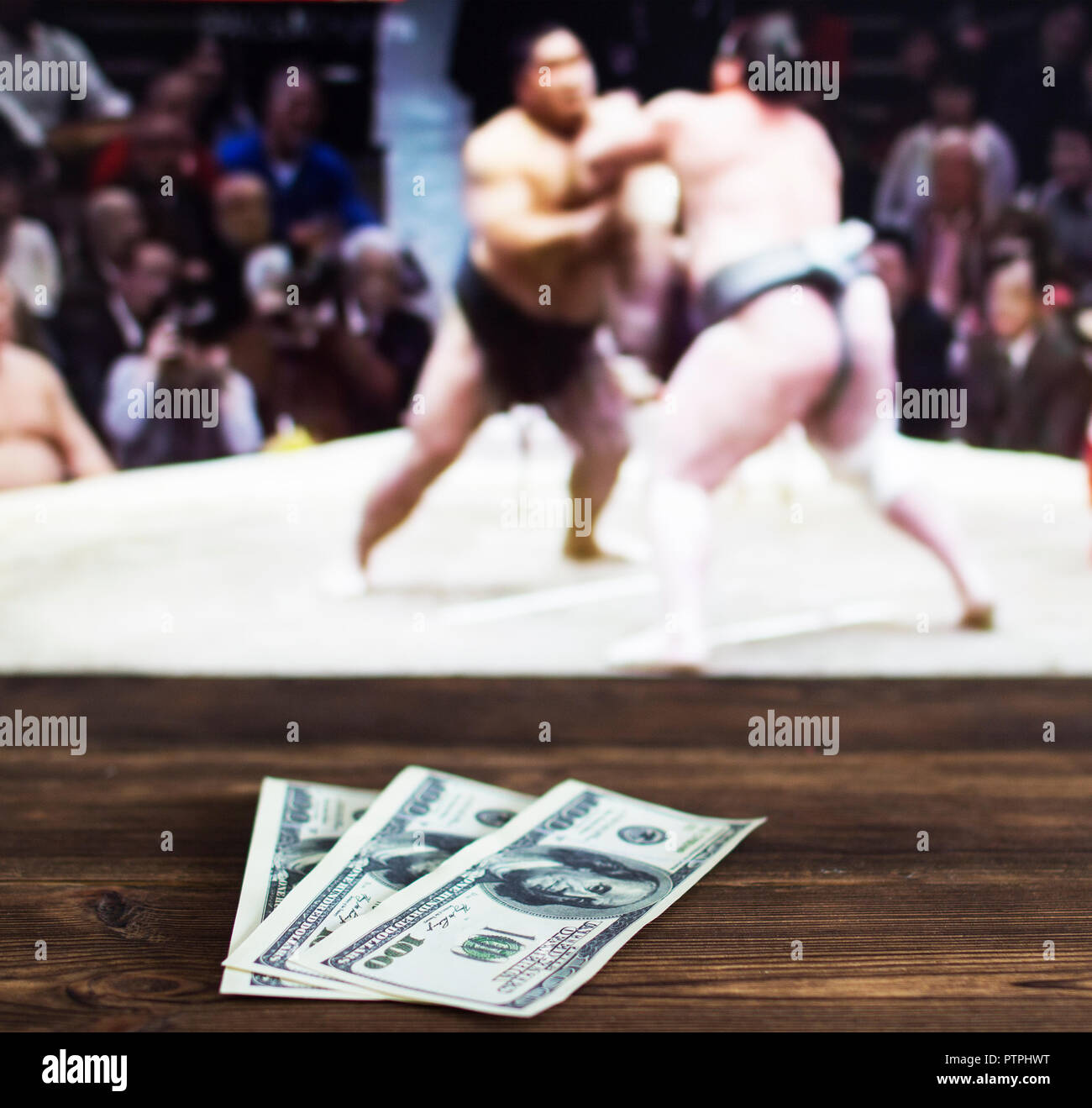 Geld Dollar auf dem Hintergrund einer TV auf die zeigen Sumo sport, Sportwetten, Sumo Stockfoto