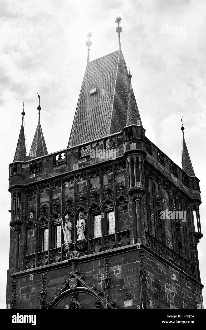 Altstädter Brückenturm (Stare Mesto Turm) in der Nähe von Karlsbrücke (Karluv Most) in Prag, Tschechische Republik. Nähe zu sehen. Schwarz und Weiß. Stockfoto