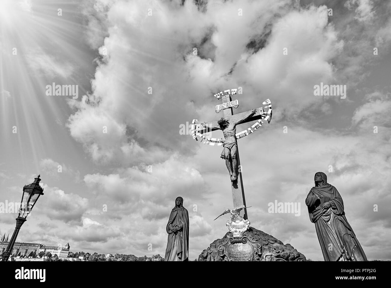 Jesus Kreuzigung Statue mit hebräischen Schriftzeichen in der Karlsbrücke Prag, Tschechische Republik. Schwarz und Weiß. Stockfoto