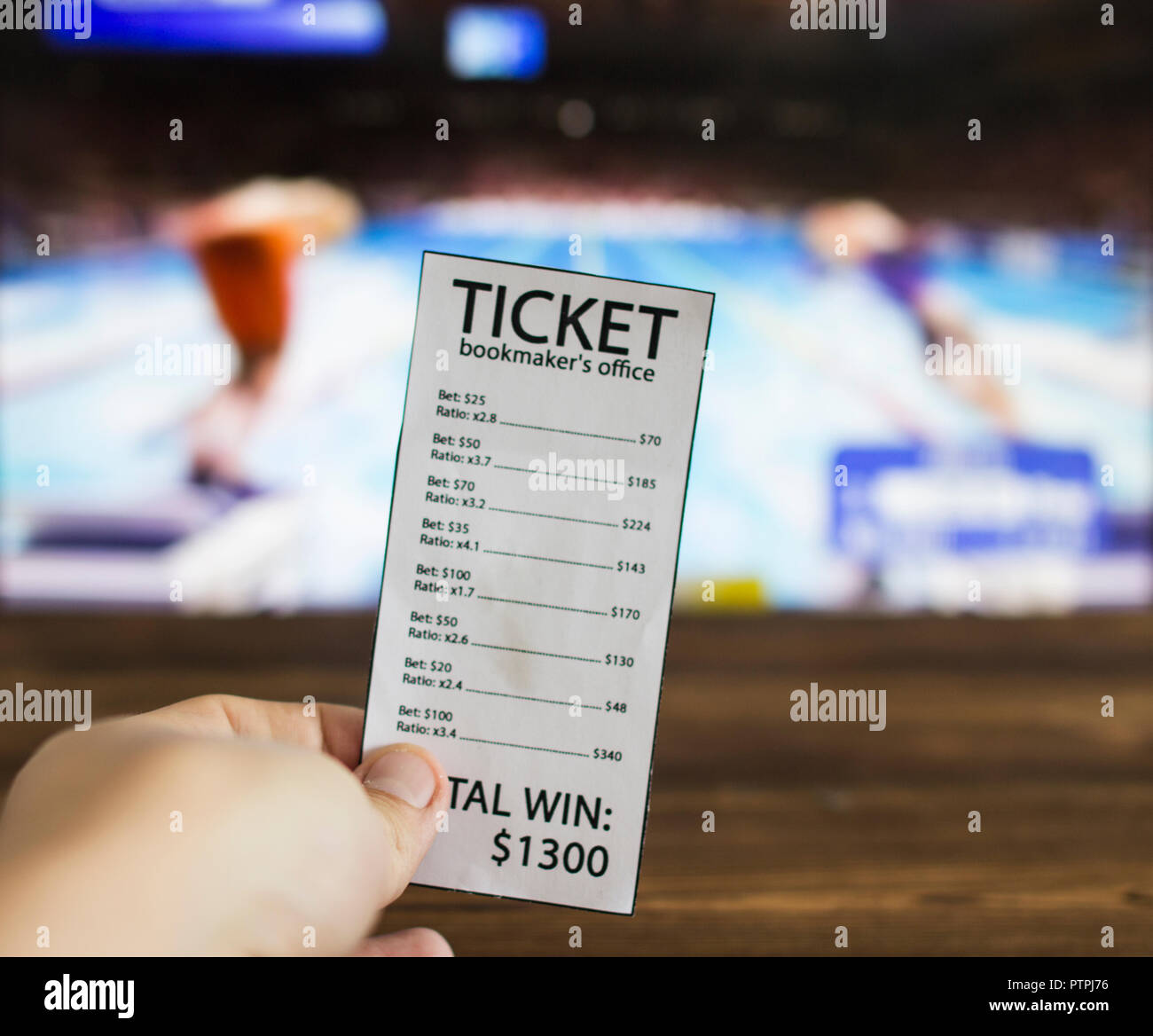 Buchmacher Ticket auf dem Hintergrund der TV auf die zeigen, Schwimmen, Wassersport, Sport und Wetten Buchmacher ticket Stockfoto