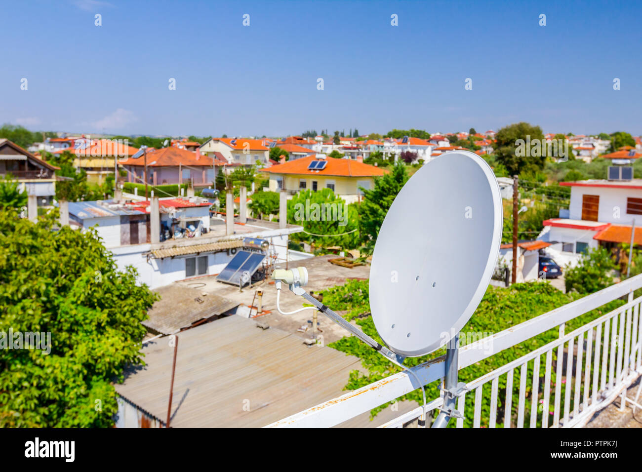 Sat-Parabolantenne ist auf Haus auf dem Dach platziert, externe Einheit. Stockfoto