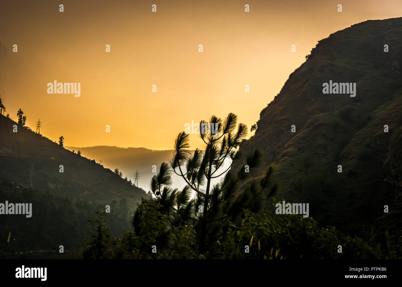 Sonnenuntergang, während auf dem Weg zur Kasol Stockfoto