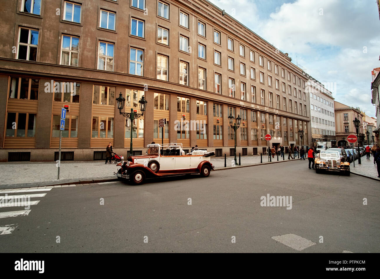 Prag, Tschechische Republik, 15. September 2017: Alte vitage touristischen Auto im Zentrum der Altstadt von Prag, tschechische Republik. Stockfoto