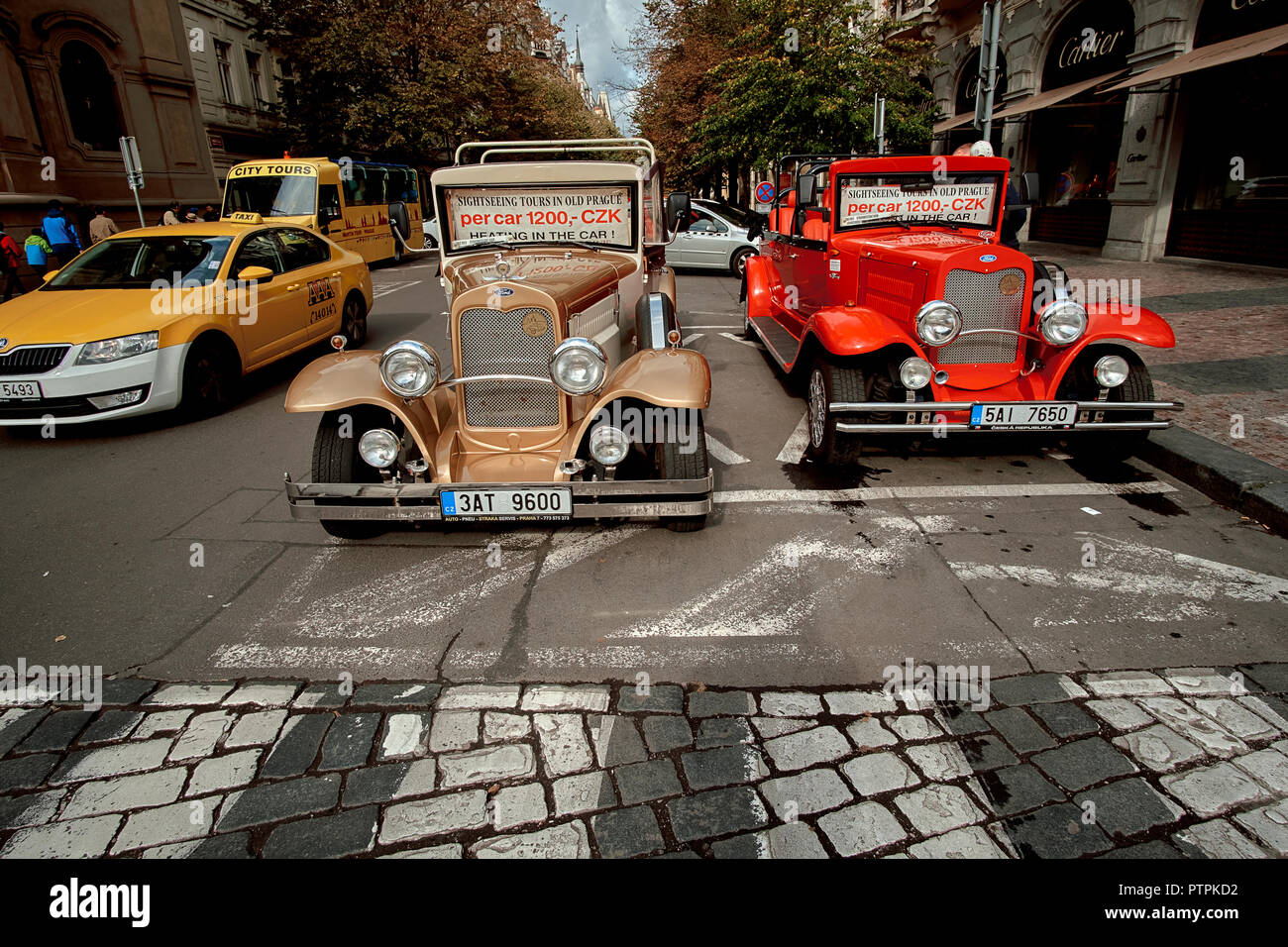 Prag, Tschechische Republik, 15. September 2017: alte Vintage touristischen Auto im Zentrum der Altstadt von Prag, tschechische Republik. Stockfoto