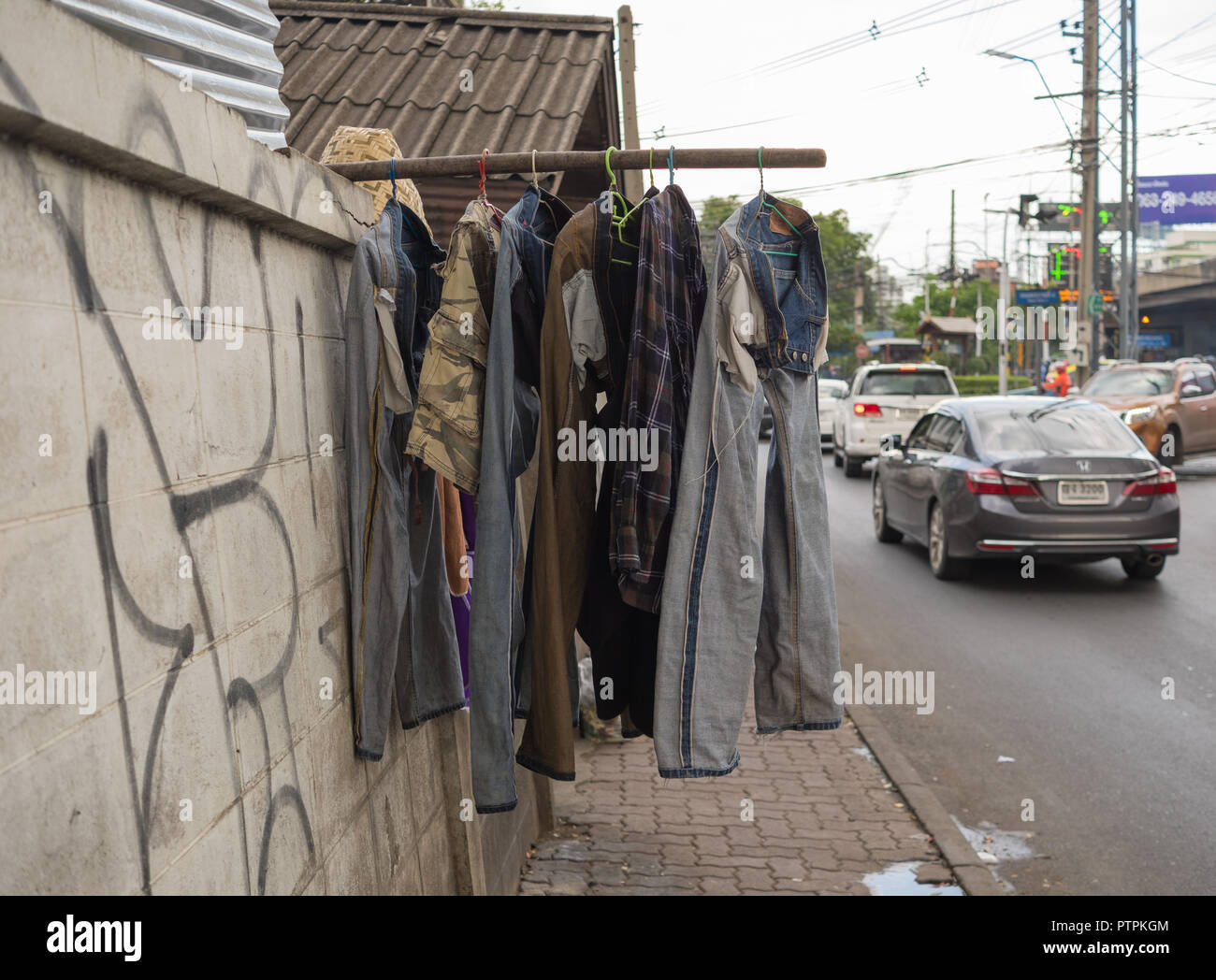 Kleidung aufhängen außerhalb eines Hauses auf der Rama IV Road, Bangkok, Thailand Stockfoto