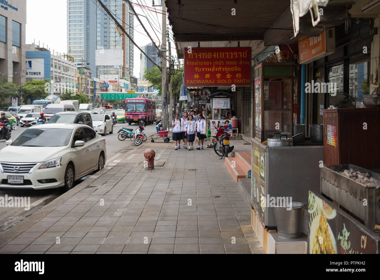 Schule Kinder Wandern entlang der Rama IV Road, Bangkok, Thailand Stockfoto