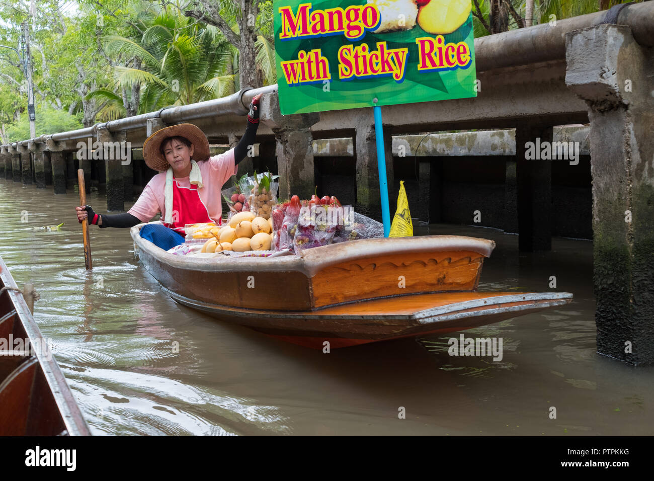 Lady verkauf Mango mit klebrigen Reis, Lao Tak Lak schwimmenden Markt, Damnoen Saduak, Thailand Stockfoto
