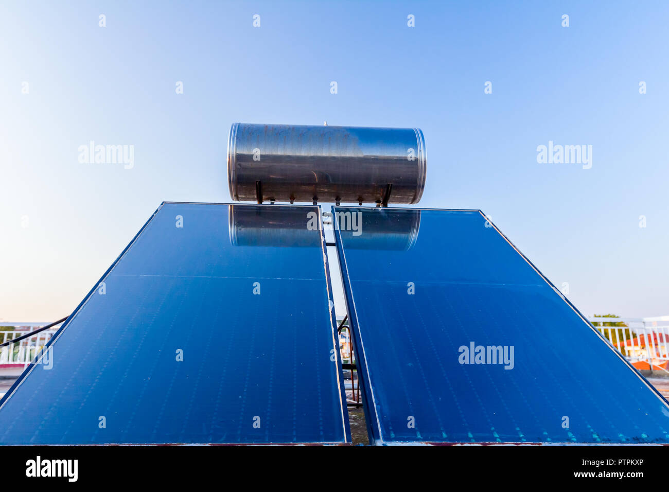 Wasser Panels für Erneuerbare Sonnenenergie auf Haus Dach platziert, Solar Warmwasser System. Moderne energiesparende Technologie Stockfoto