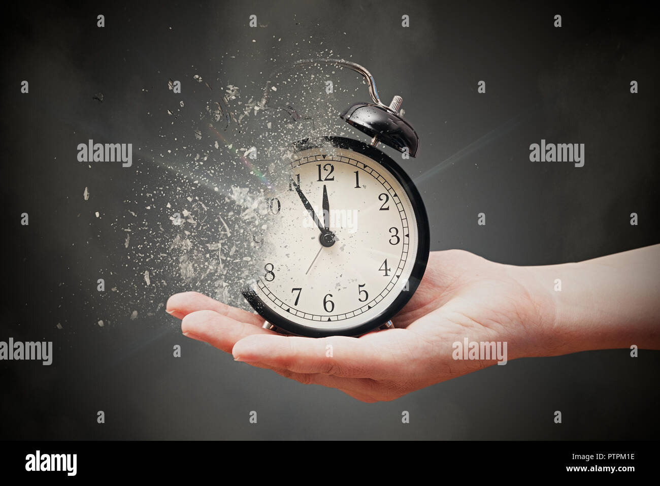 Konzept der Vergehen, die Uhr bricht in Stücke. Hand, die analoge Uhr mit Dispersion Wirkung Stockfoto