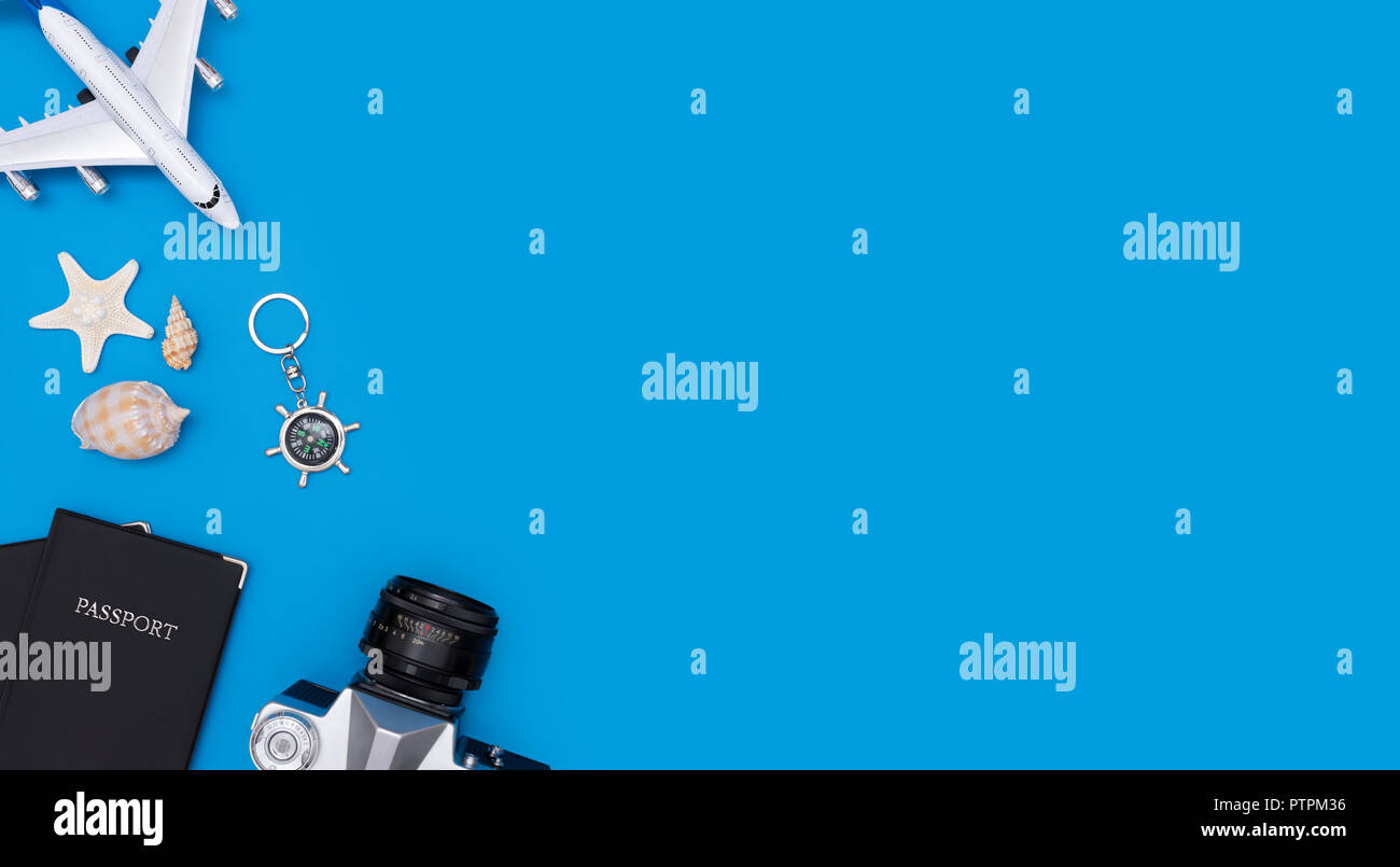 Sommer Reisen Zubehör auf blauem Hintergrund. Reiseplanung Top View Konzept Stockfoto