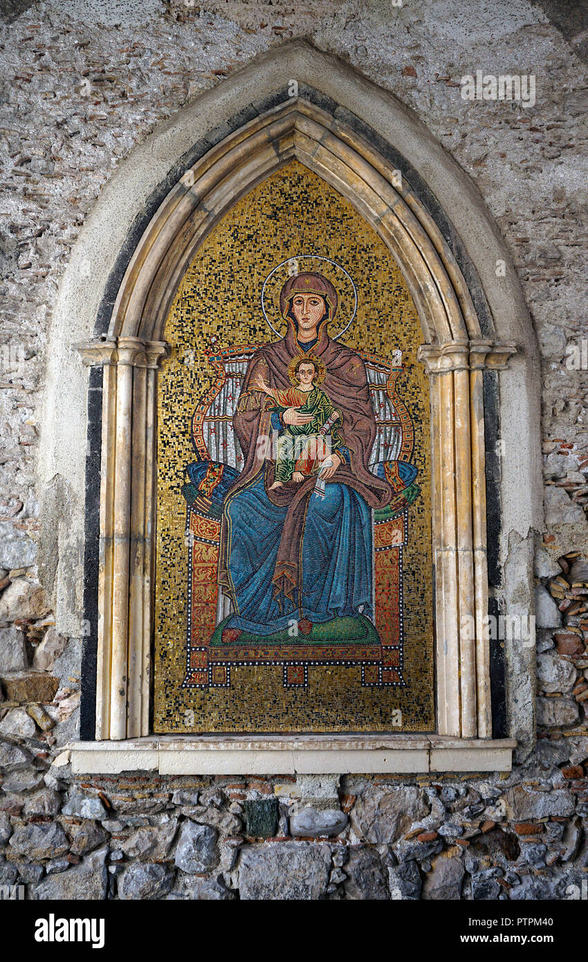 Saint Bild zeigt die Jungfrau Maria mit dem Kind Jesus, mittelalterliche Passage von Torre dell'Orolorgio, Corso Umberto I, Altstadt von Taormina, Sizilien, Italien Stockfoto