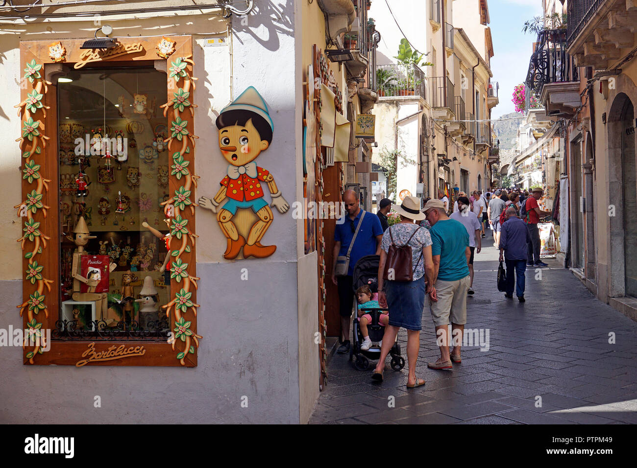 Pinoccicio Shop am Corso Umberto I, Hauptstraße und Shopping Meile in der Altstadt von Taormina, Sizilien, Italien Stockfoto