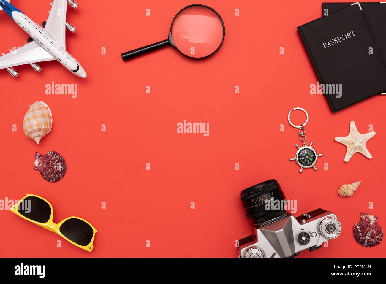 Sommer Reisen Zubehör auf rotem Hintergrund. Reiseplanung Top View Konzept Stockfoto