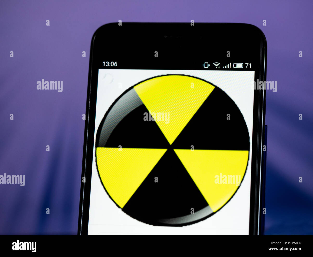 Ionisierende Strahlung auf Smart Phone angezeigt. Ionisierende Strahlung (ionisierende Strahlung) ist Strahlung, trägt genug Energie Elektronen aus Atomen oder Molekülen zu befreien und ihnen somit Ionisierende. Stockfoto