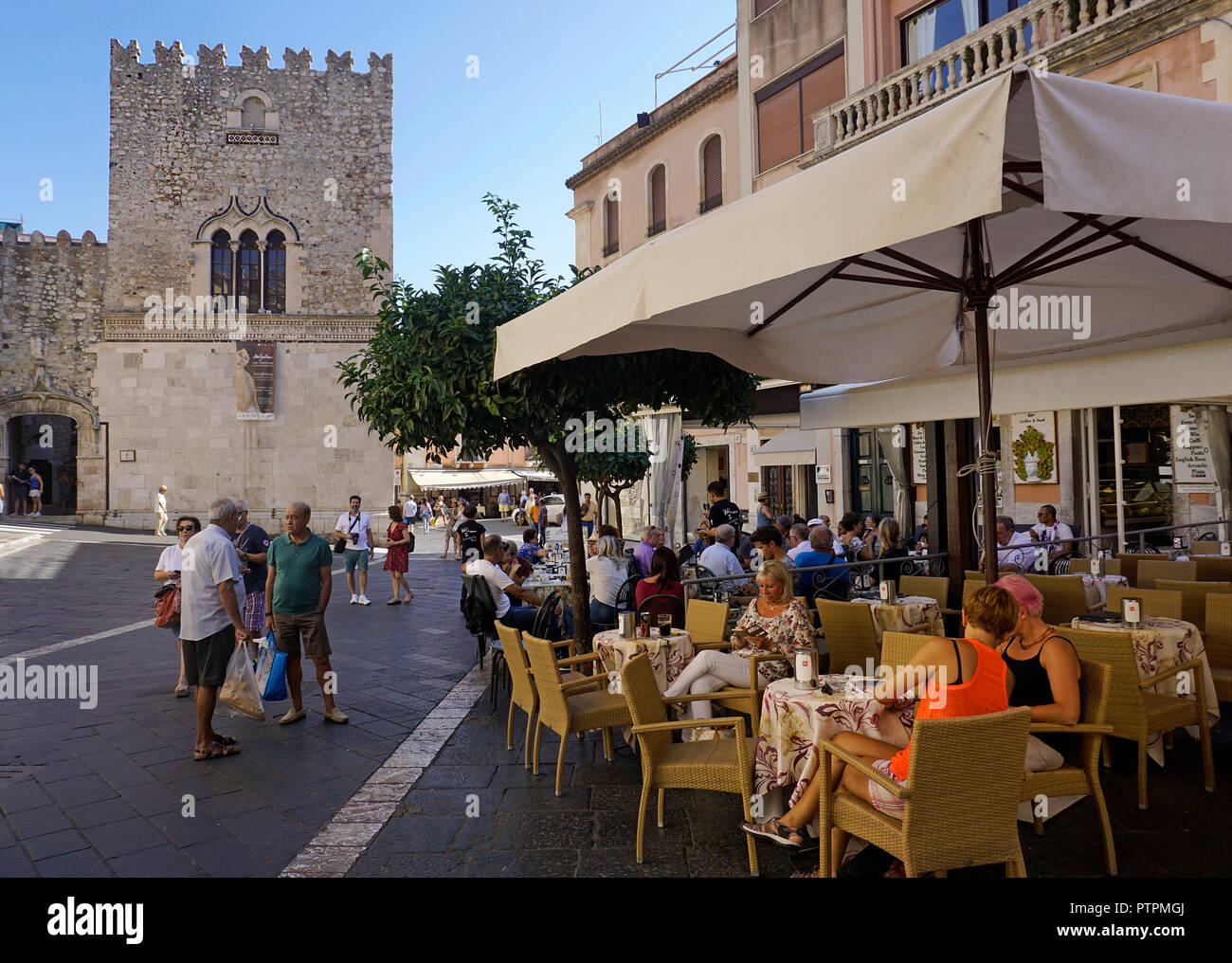 Street Cafe im Palazzo Corvaja, mittelalterliche Palace in Taormina, Sizilien, Italien Stockfoto