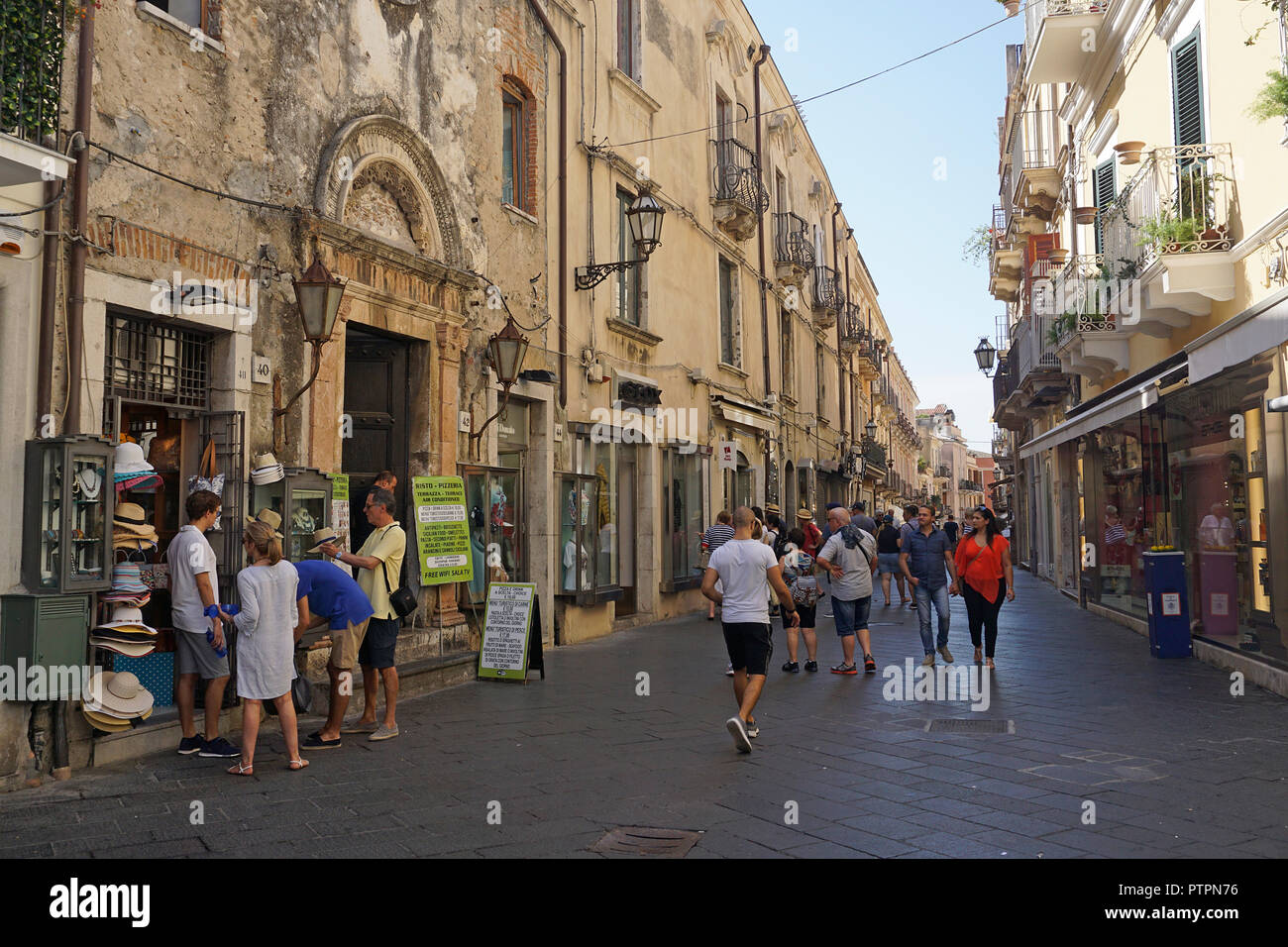 Corso Umberto I, Hauptstraße und Shopping Meile in der Altstadt von Taormina, Sizilien, Italien Stockfoto