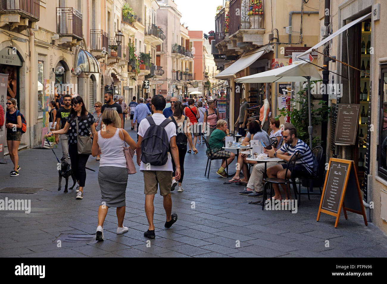 Corso Umberto I, Hauptstraße und Shopping Meile in der Altstadt von Taormina, Sizilien, Italien Stockfoto