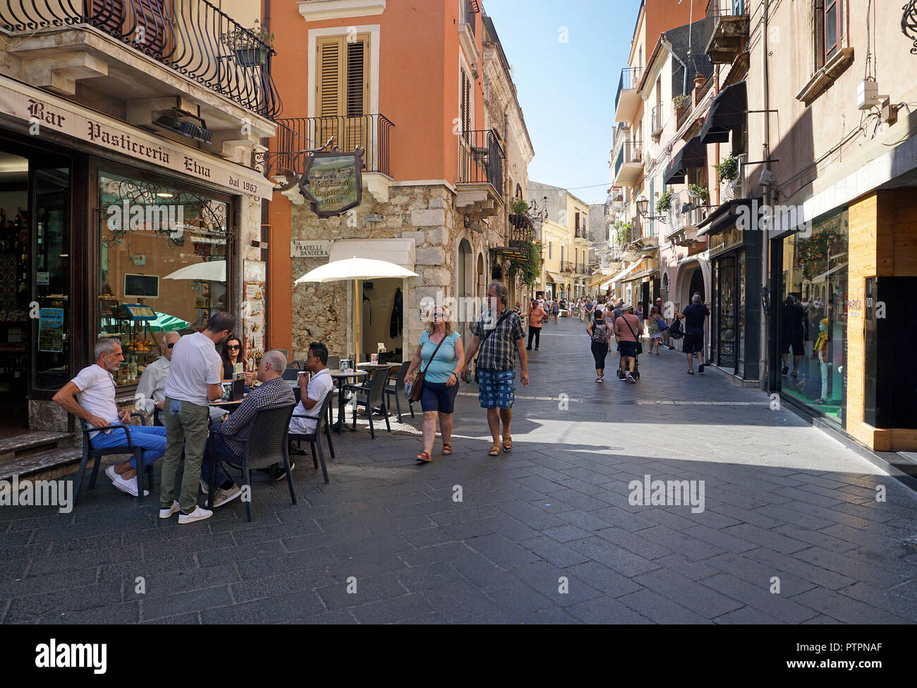 Corso Umberto I, Hauptstraße und Shopping Meile in der Altstadt von Taormina, Sizilien, Italien Stockfoto
