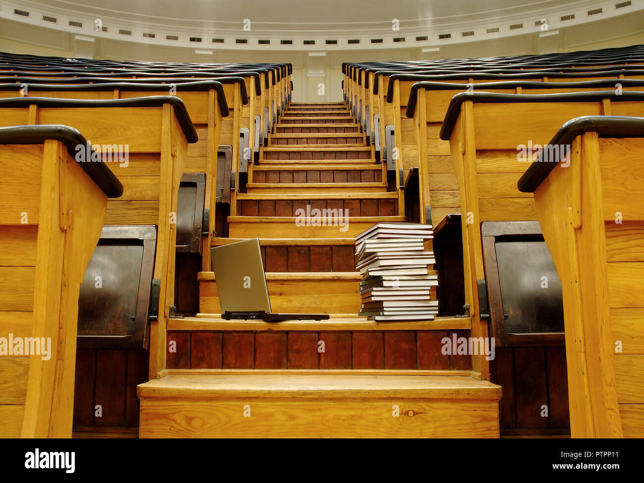 Computer und Bücher im Hörsaal Stockfoto