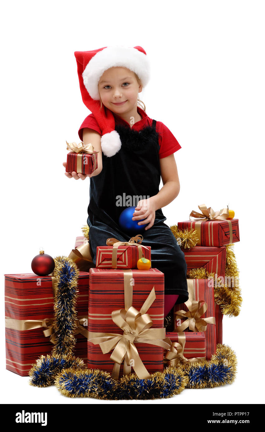 Süße kleine Mädchen in einem Weihnachtsmann Mütze mit Weihnachten Geschenke auf einem weißen Hintergrund, isoliert Stockfoto