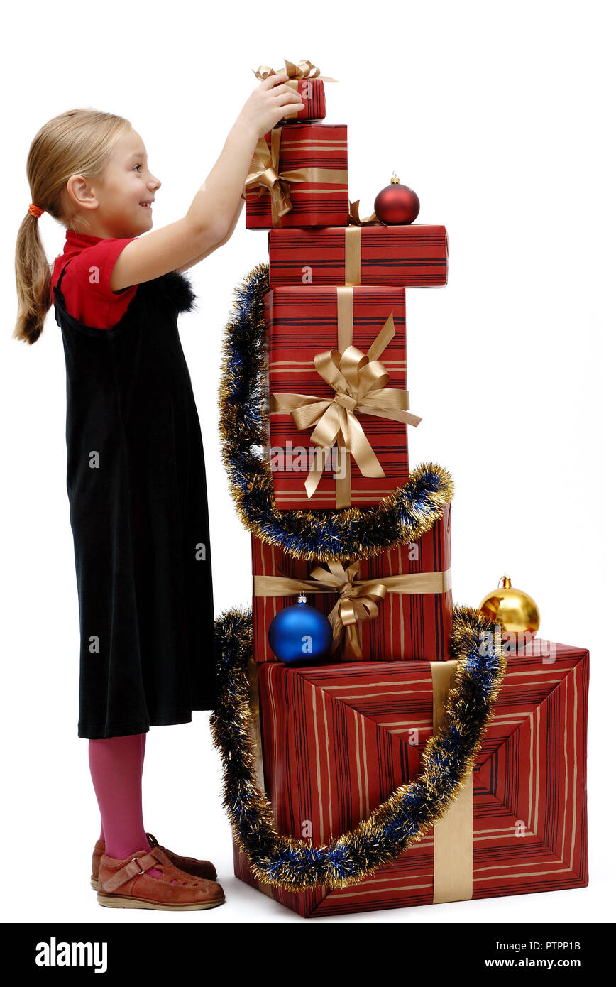 Süße kleine Mädchen mit Weihnachten Geschenke auf einem weißen Hintergrund, isoliert Stockfoto