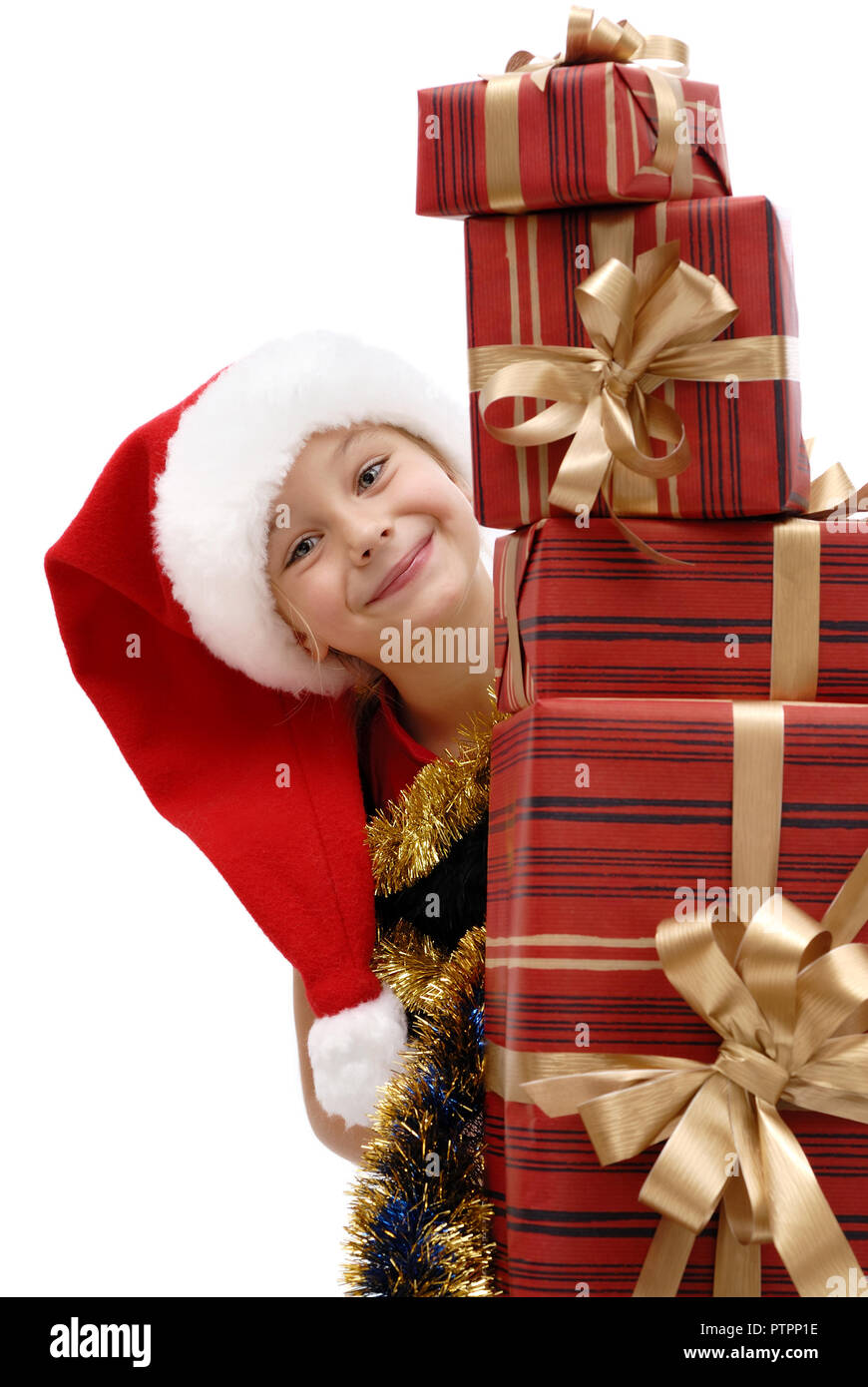 Süße kleine Mädchen in einem Weihnachtsmann Mütze mit Weihnachten Geschenke auf einem weißen Hintergrund, isoliert Stockfoto