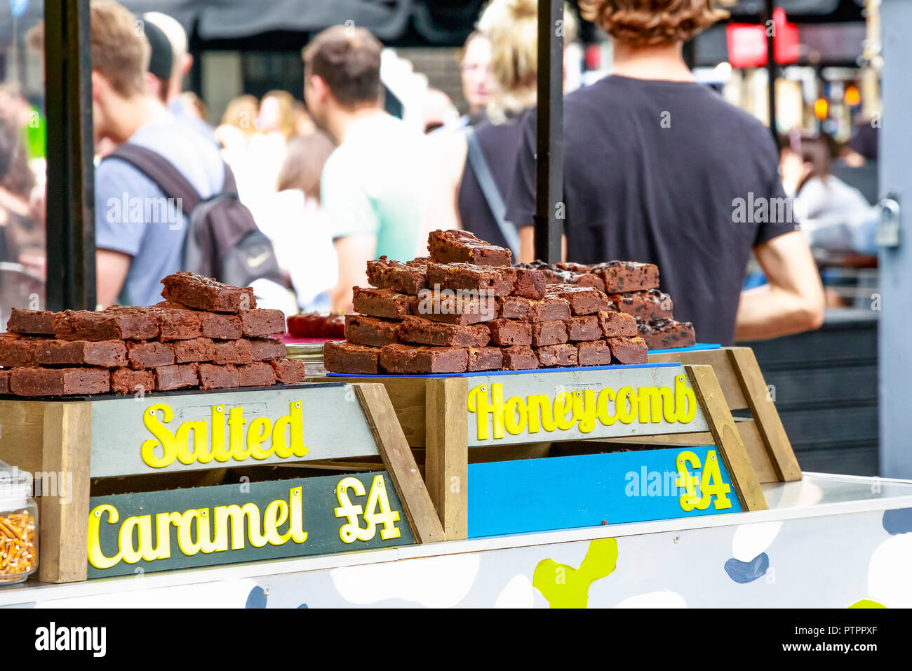 Brownies in einer Vielzahl von Geschmacksrichtungen auf Anzeige an der Camden Market in London. Stockfoto
