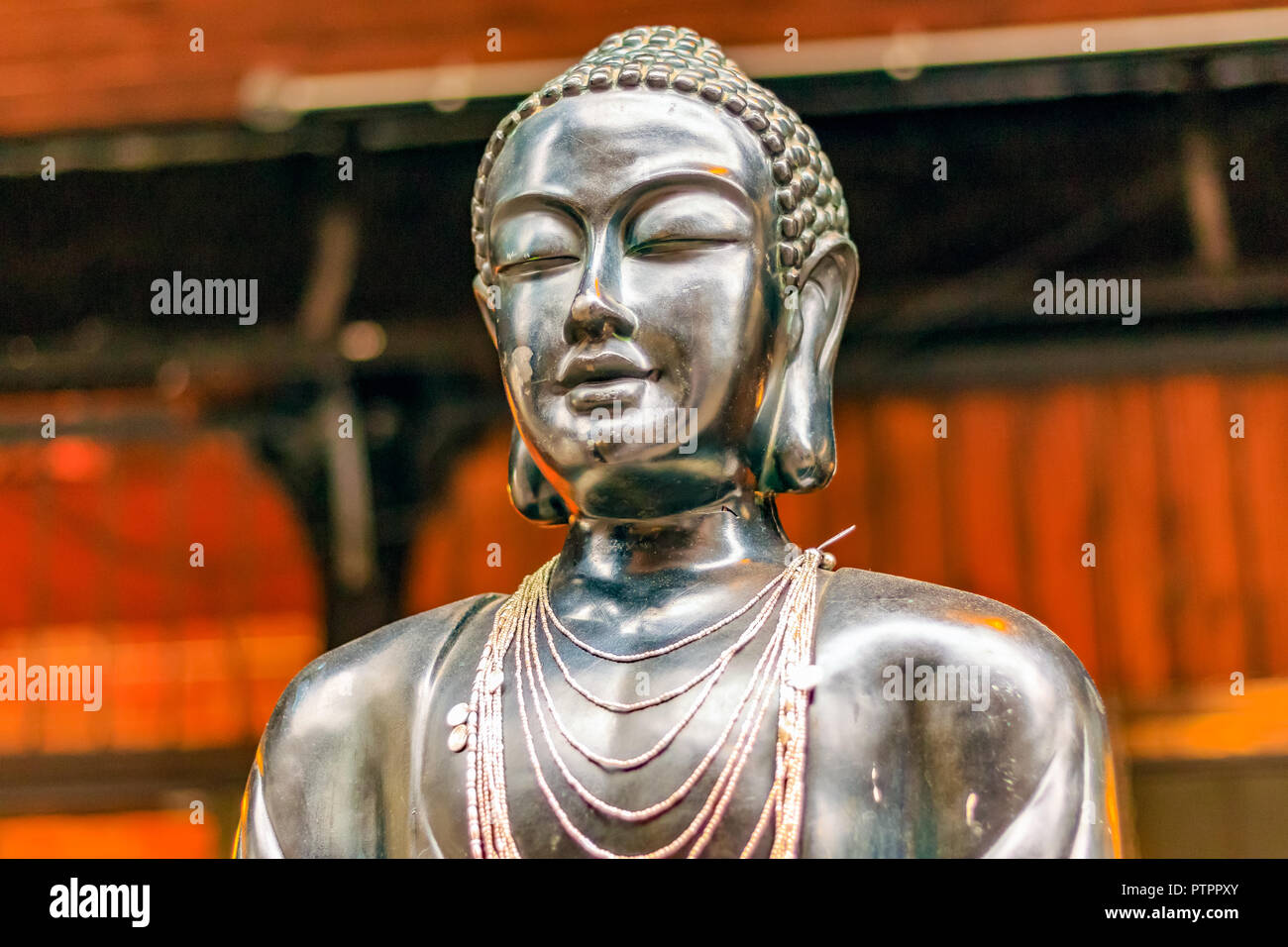Buddha Statue verwendet als Halskette Inhaber stehen auf der Camden Market in London. Stockfoto