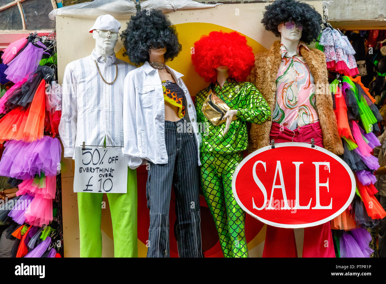 Mannequins gekleidet in einem Schrulligen Mode auf Anzeige an der Camden Market in London mit einem Verkauf Zeichen Stockfoto