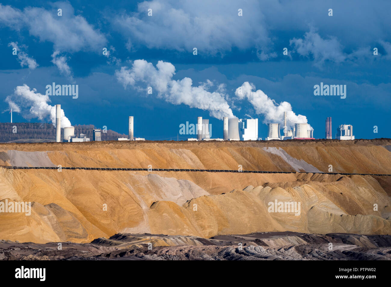 Eindruck von der Kohlekraftwerk Tagebau Hambach, einem großen offenen Grube Coal Mine in Niederzier und Elsdorf (Nordrhein-Westfalen), durch R betrieben Stockfoto