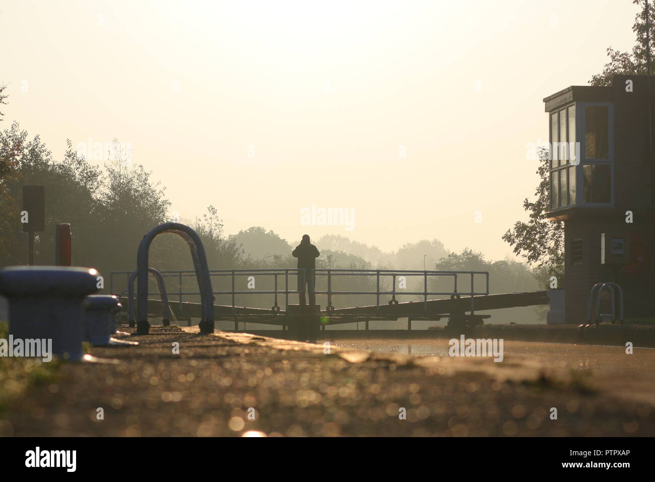 Ein Fotograf Fotografieren auf dem Leeds Liverpool Canal an Woodlesford Sperren bei Sonnenaufgang Stockfoto