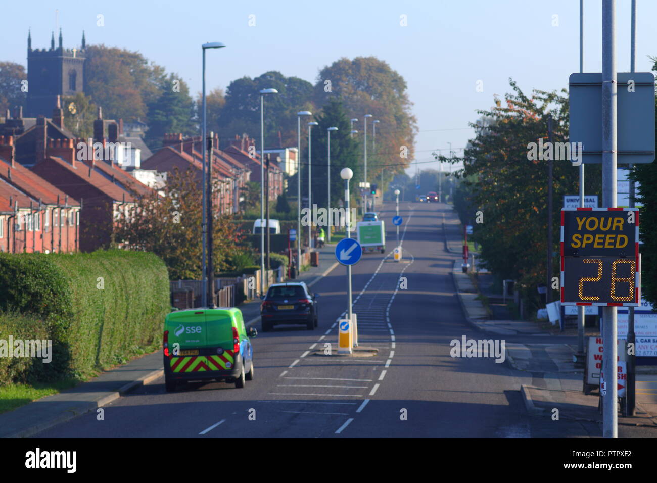 Eine Geschwindigkeit Bewusstsein Zeichen auf Wakefield Road in Swillington, Leeds. Stockfoto