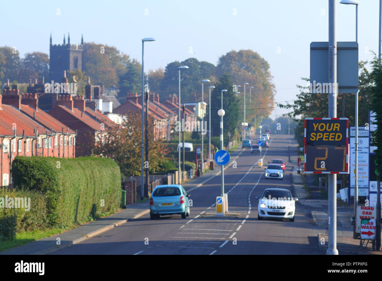 Eine Geschwindigkeit Bewusstsein Zeichen auf Wakefield Road in Swillington, Leeds. Stockfoto