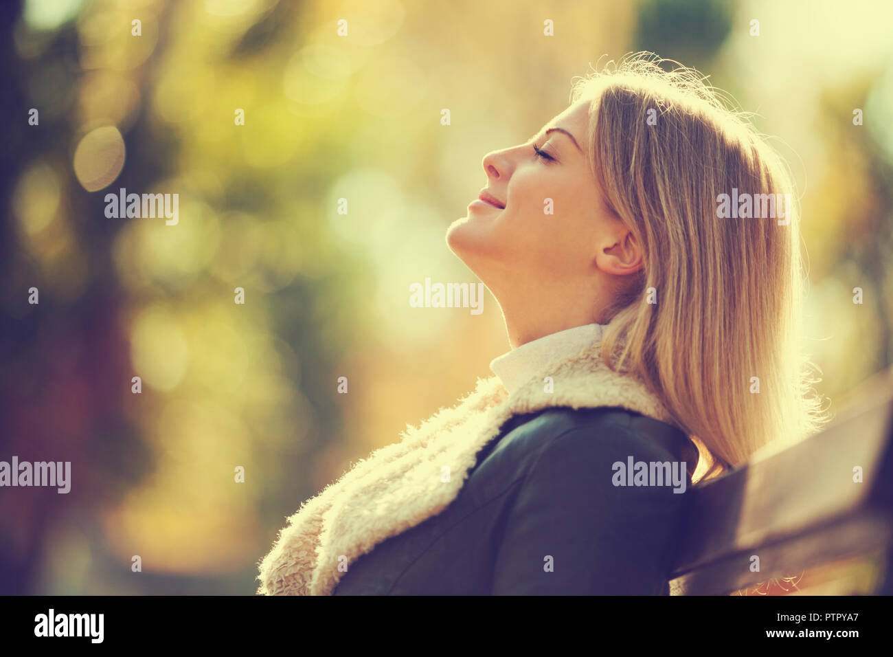 Junge Frau genießen Sie die frische Luft im Herbst Stockfoto
