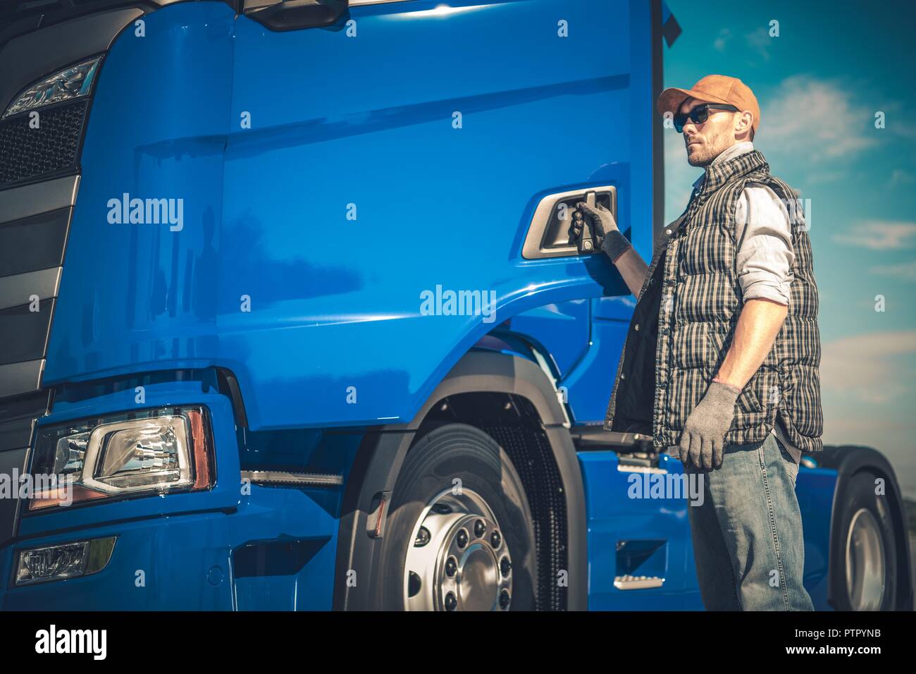 Semi Truck Cargo Transport. Kaukasische Fahrer und modernes Fahrzeug. Transport Industrie. Stockfoto