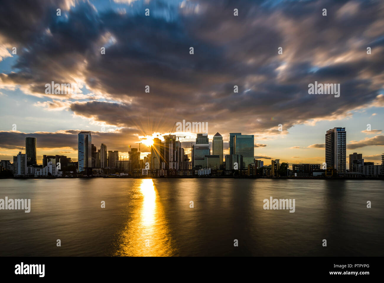 Sonnenuntergang auf die Themse und Canary Wharf, Docklands, London, Großbritannien Stockfoto