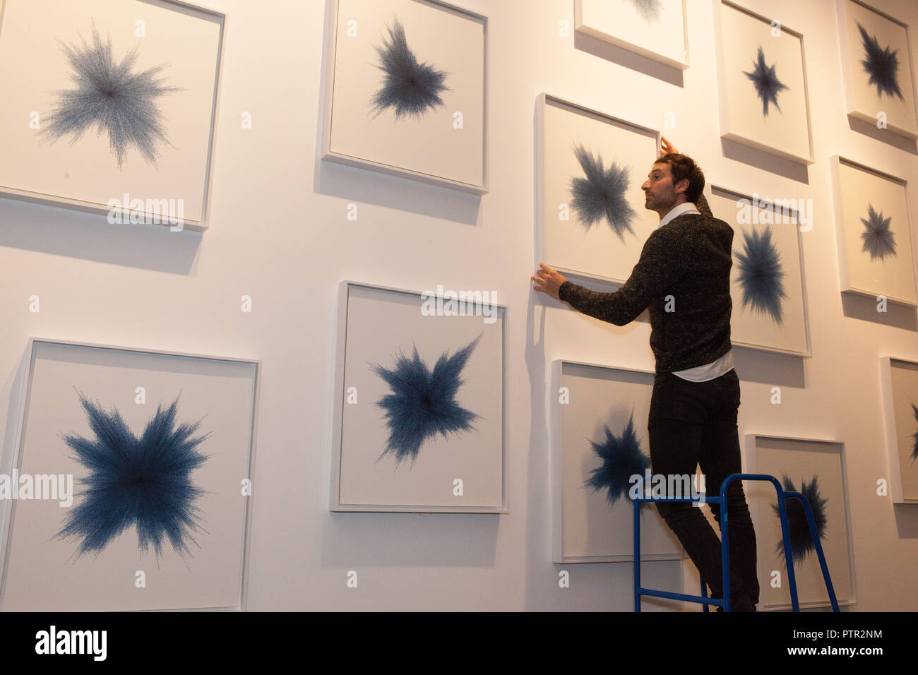 Der britische Künstler Idris Khan beaufsichtigt die Installation von seiner Arbeit '21 Steine' im Britischen Museum, wo es beauftragt wurde eine Majo zu eröffnen Stockfoto