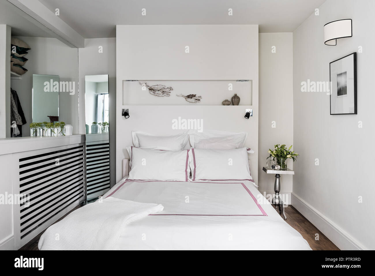 Doppelbett mit Trennwand ausgestattet und Ganzkörperspiegel Stockfoto
