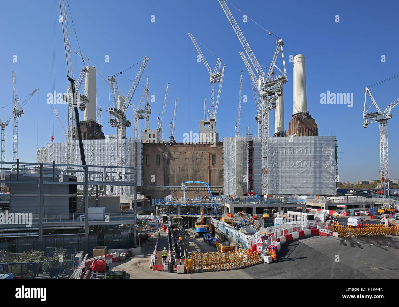 Turmdrehkrane surround Battersea Power Station in London, während der Umsatz von mehreren Milliarden Sanierung der 42 Hektar großen, Riverside. Stockfoto