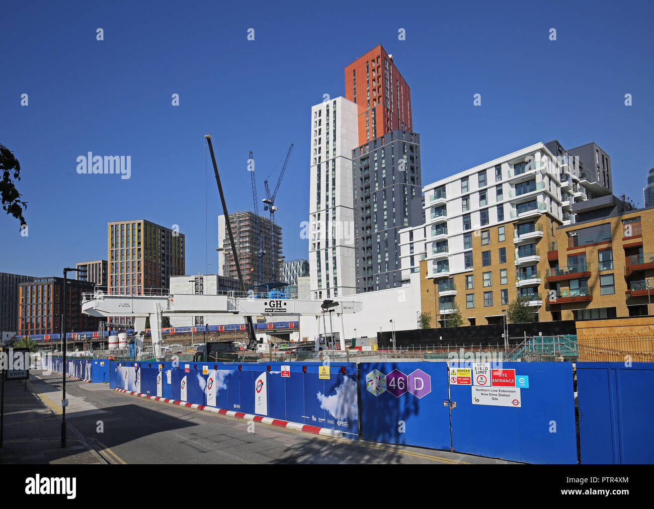 Baustelle für die neuen neun U-Bahnhof Ulmen, London. Teil der neuen Northern Line Extension to Battersea. Blick von Wandsworth Road. Stockfoto