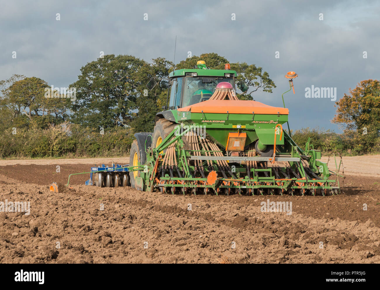 Großbritannien Landwirtschaft, einem John Deere Traktor mit einer Amazone Sämaschine und rationalisieren Sie die D-Taste die Kultivierung und Aussaat im Herbst Stockfoto