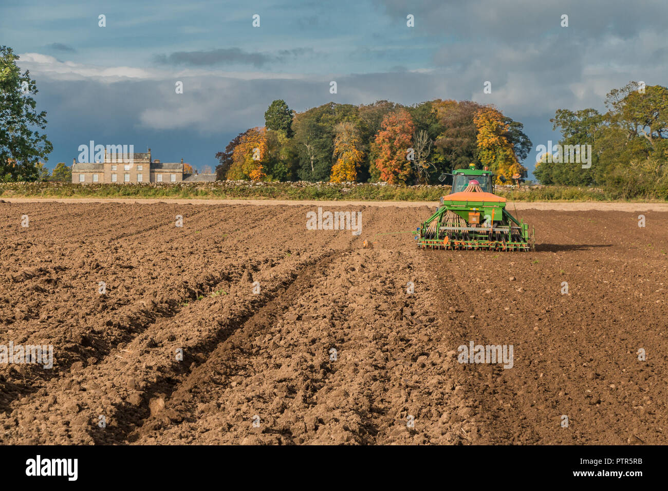 Großbritannien Landwirtschaft, einem John Deere Traktor mit einer Amazone Sämaschine und rationalisieren Sie die D-Taste die Kultivierung und Aussaat im Herbst Stockfoto