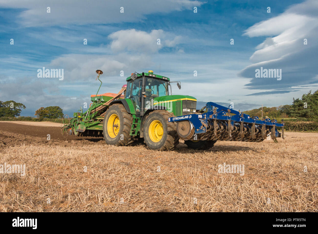 Großbritannien Landwirtschaft, einem John Deere Traktor mit einer Amazone Sämaschine und rationalisieren Sie die D-Taste die Kultivierung und Aussaat im Herbst Stockfoto