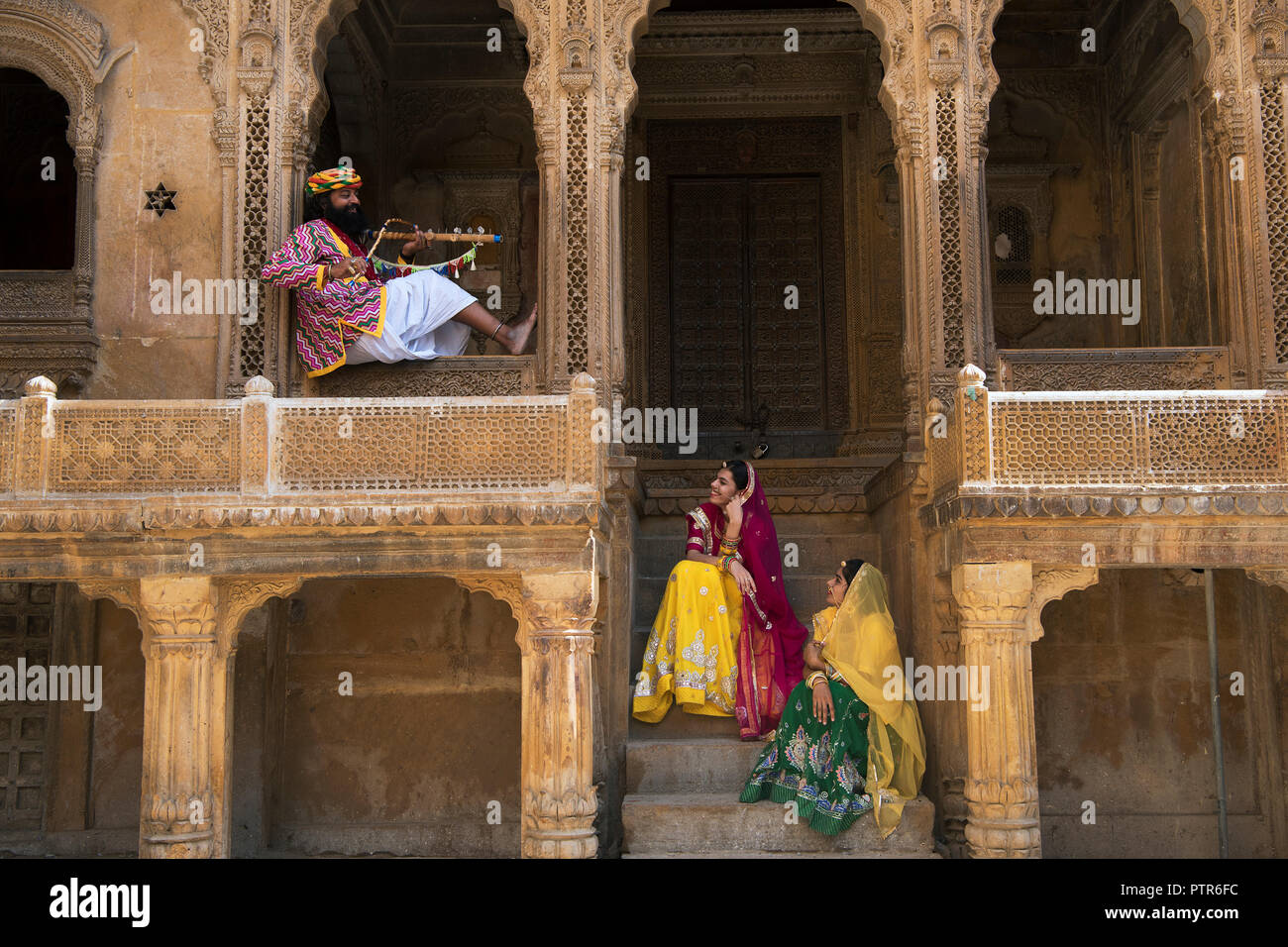 Das Bild der Rajasthani aus massivem Messing Mann und Frau an Patwaron ki Haveli in Jaisalmer, Rajasthan, Indien Stockfoto